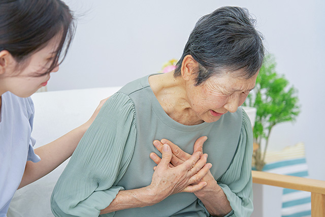 胸が苦しい・背中が痛い